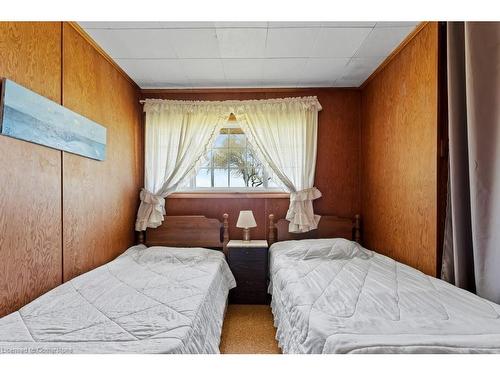 40 Erie Heights Line, Dunnville, ON - Indoor Photo Showing Bedroom