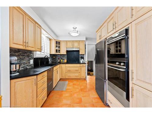 8371 Ares Court, Niagara Falls, ON - Indoor Photo Showing Kitchen