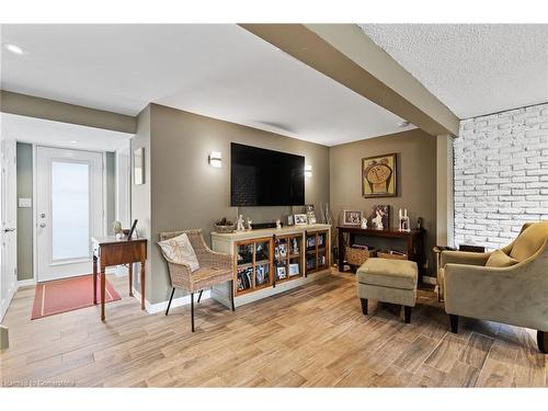 8371 Ares Court, Niagara Falls, ON - Indoor Photo Showing Living Room