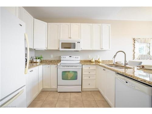 254 Galloway Trail, Welland, ON - Indoor Photo Showing Kitchen With Double Sink