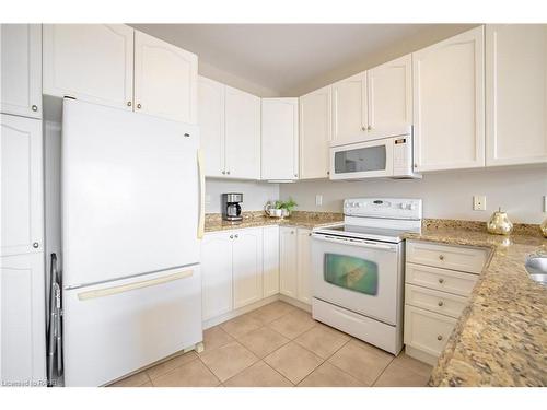 254 Galloway Trail, Welland, ON - Indoor Photo Showing Kitchen