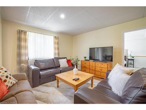 254 Galloway Trail, Welland, ON - Indoor Photo Showing Living Room