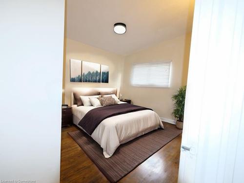 1 Briarwood Crescent, Hamilton, ON - Indoor Photo Showing Bedroom