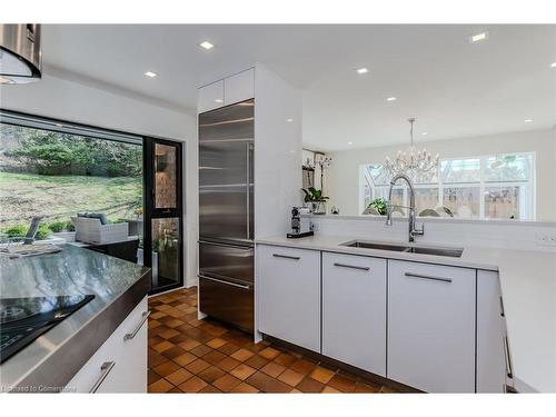 75 Reding Road, Ancaster, ON - Indoor Photo Showing Kitchen With Double Sink With Upgraded Kitchen