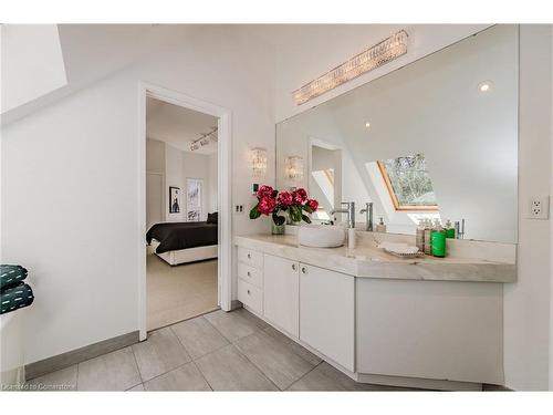 75 Reding Road, Ancaster, ON - Indoor Photo Showing Bathroom