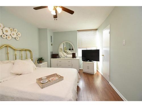 1610-2055 Upper Middle Road, Burlington, ON - Indoor Photo Showing Bedroom