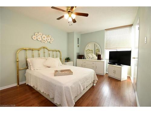 1610-2055 Upper Middle Road, Burlington, ON - Indoor Photo Showing Bedroom