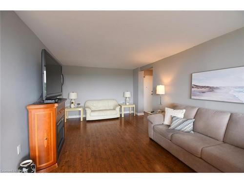 1610-2055 Upper Middle Road, Burlington, ON - Indoor Photo Showing Living Room