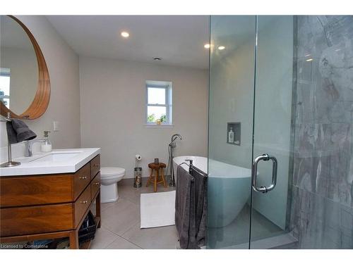 1620 Regional Rd 9 Road, Caledonia, ON - Indoor Photo Showing Bathroom