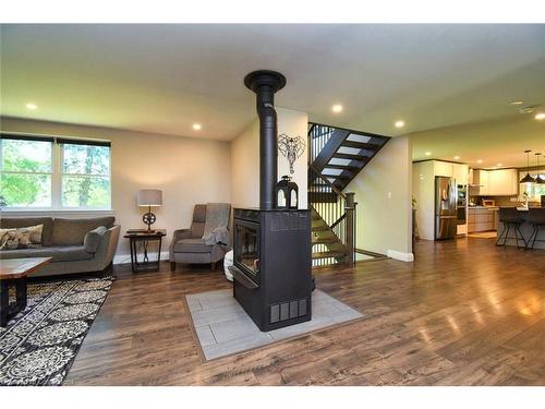 1620 Regional Rd 9 Road, Caledonia, ON - Indoor Photo Showing Living Room