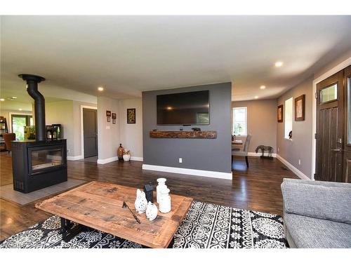 1620 Regional Rd 9 Road, Caledonia, ON - Indoor Photo Showing Living Room