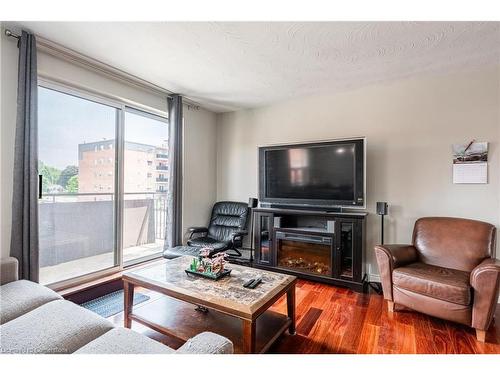 211-485 Thorold Road, Welland, ON - Indoor Photo Showing Living Room