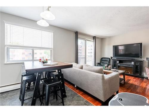 211-485 Thorold Road, Welland, ON - Indoor Photo Showing Living Room