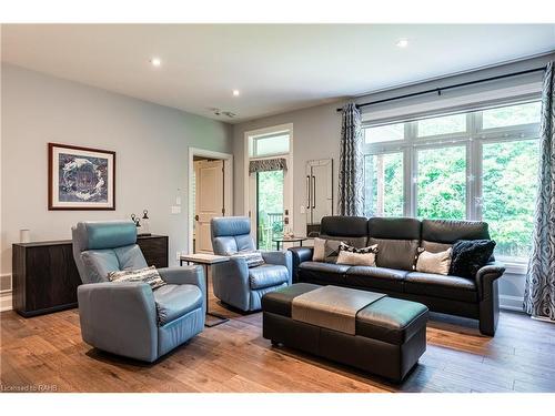 2-9245 Shoveller Drive, Niagara Falls, ON - Indoor Photo Showing Living Room