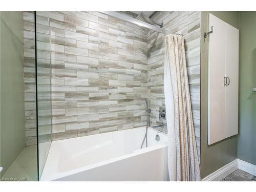 266 Stinson Crescent, Hamilton, ON - Indoor Photo Showing Bathroom