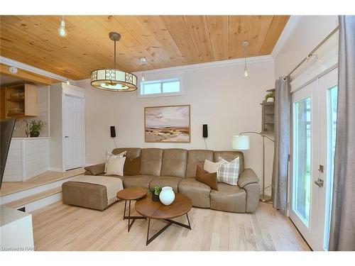 587 Mary Street, Hamilton, ON - Indoor Photo Showing Living Room