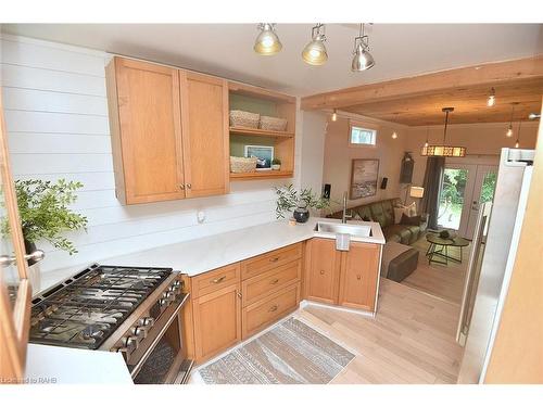 587 Mary Street, Hamilton, ON - Indoor Photo Showing Kitchen