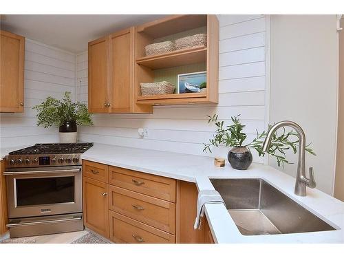 587 Mary Street, Hamilton, ON - Indoor Photo Showing Kitchen