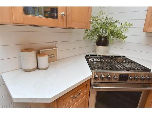 587 Mary Street, Hamilton, ON - Indoor Photo Showing Kitchen