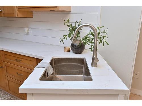 587 Mary Street, Hamilton, ON - Indoor Photo Showing Kitchen