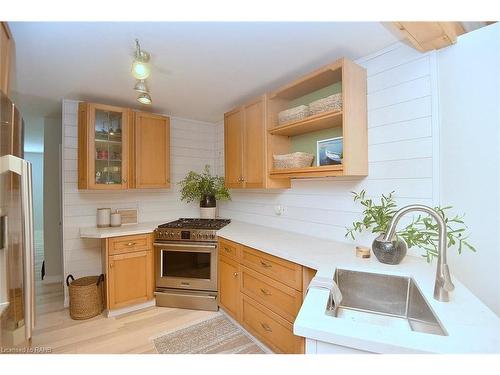 587 Mary Street, Hamilton, ON - Indoor Photo Showing Kitchen