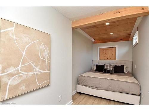 587 Mary Street, Hamilton, ON - Indoor Photo Showing Bedroom