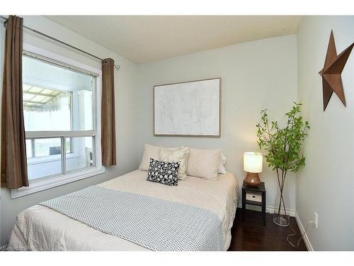 587 Mary Street, Hamilton, ON - Indoor Photo Showing Bedroom