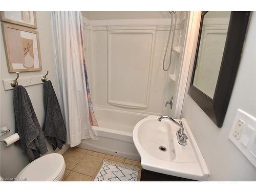 587 Mary Street, Hamilton, ON - Indoor Photo Showing Bathroom