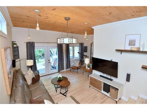 587 Mary Street, Hamilton, ON - Indoor Photo Showing Living Room