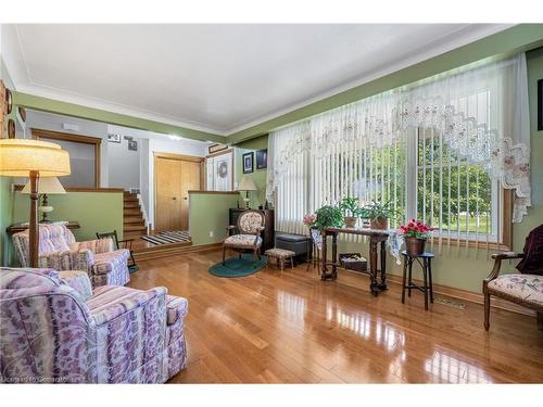 54 Valley Road, St. Catharines, ON - Indoor Photo Showing Living Room