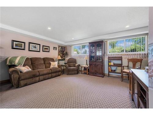 54 Valley Road, St. Catharines, ON - Indoor Photo Showing Living Room