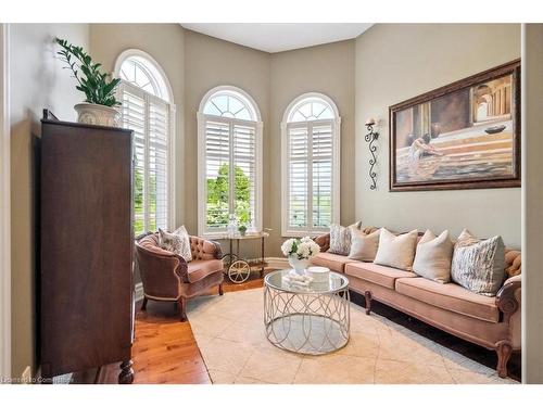 9893 Dickenson Road W, Hamilton, ON - Indoor Photo Showing Living Room