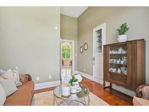 9893 Dickenson Road W, Hamilton, ON - Indoor Photo Showing Living Room