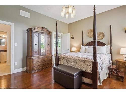 9893 Dickenson Road W, Hamilton, ON - Indoor Photo Showing Bedroom