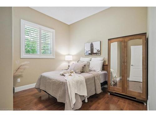 9893 Dickenson Road W, Hamilton, ON - Indoor Photo Showing Bedroom