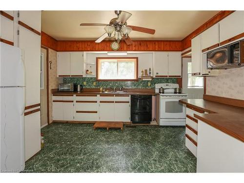 2757 Barron Road, Fonthill, ON - Indoor Photo Showing Kitchen With Double Sink