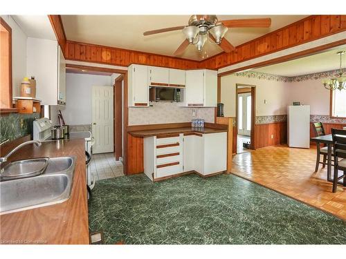 2757 Barron Road, Fonthill, ON - Indoor Photo Showing Kitchen With Double Sink