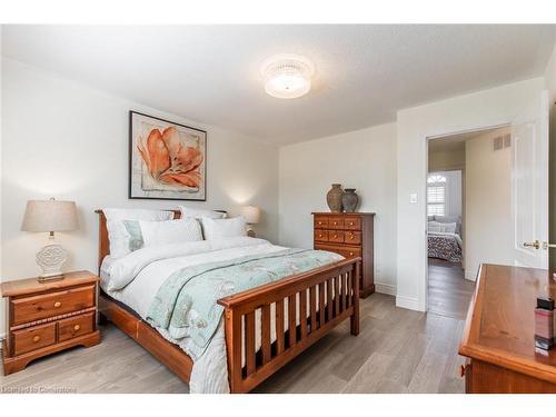 109 Peachwood Crescent, Stoney Creek, ON - Indoor Photo Showing Bedroom