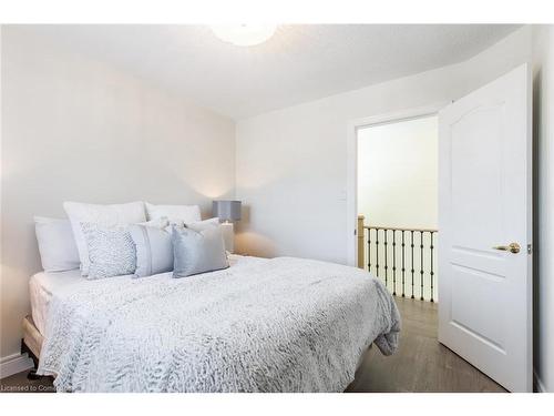 109 Peachwood Crescent, Stoney Creek, ON - Indoor Photo Showing Bedroom