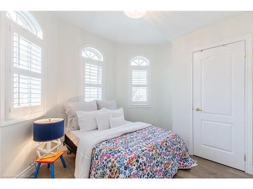 109 Peachwood Crescent, Stoney Creek, ON - Indoor Photo Showing Bedroom