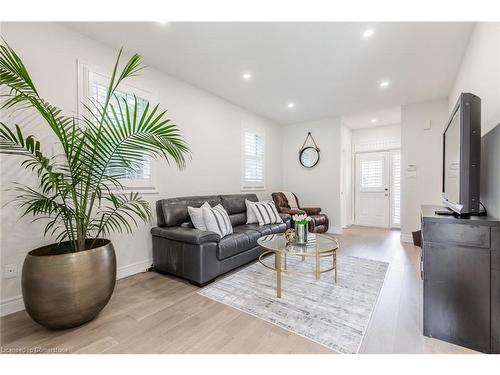 109 Peachwood Crescent, Stoney Creek, ON - Indoor Photo Showing Living Room