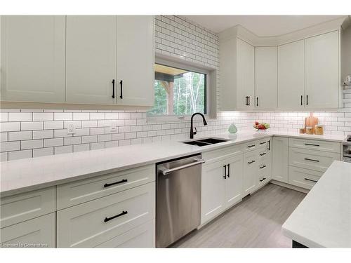 311 Echo Ridge Road, Kearney, ON - Indoor Photo Showing Kitchen With Double Sink With Upgraded Kitchen