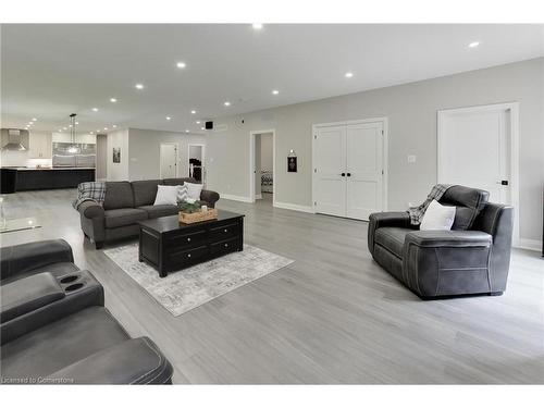 311 Echo Ridge Road, Kearney, ON - Indoor Photo Showing Living Room