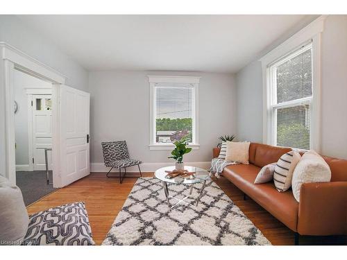 151 Orkney Street E, Caledonia, ON - Indoor Photo Showing Living Room