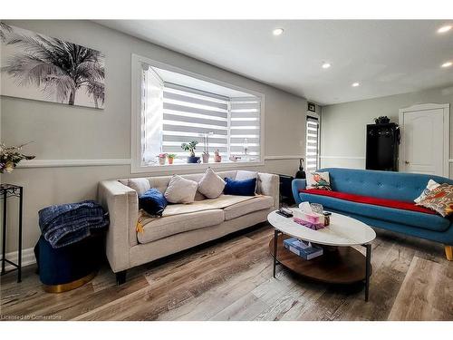 8 Sullivan Drive, St. Catharines, ON - Indoor Photo Showing Living Room