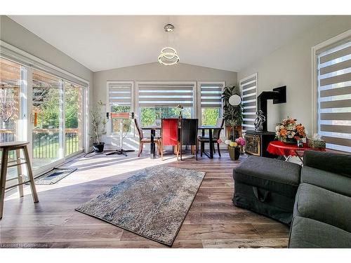 8 Sullivan Drive, St. Catharines, ON - Indoor Photo Showing Living Room