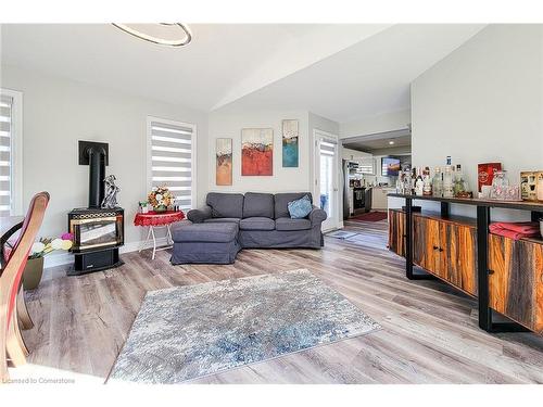 8 Sullivan Drive, St. Catharines, ON - Indoor Photo Showing Living Room