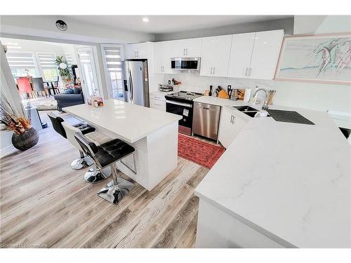 8 Sullivan Drive, St. Catharines, ON - Indoor Photo Showing Kitchen With Double Sink