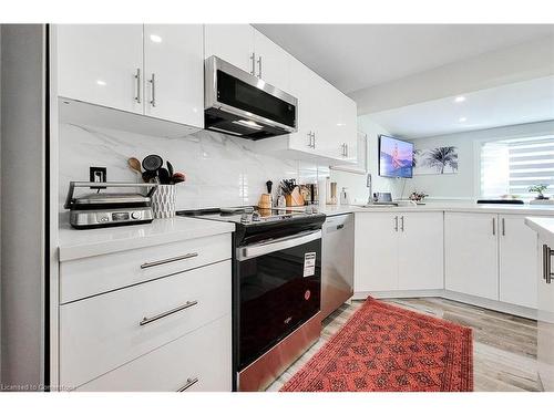 8 Sullivan Drive, St. Catharines, ON - Indoor Photo Showing Kitchen With Upgraded Kitchen