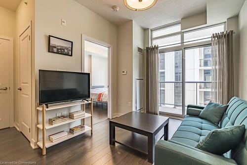 908-85 Robinson Street, Hamilton, ON - Indoor Photo Showing Living Room